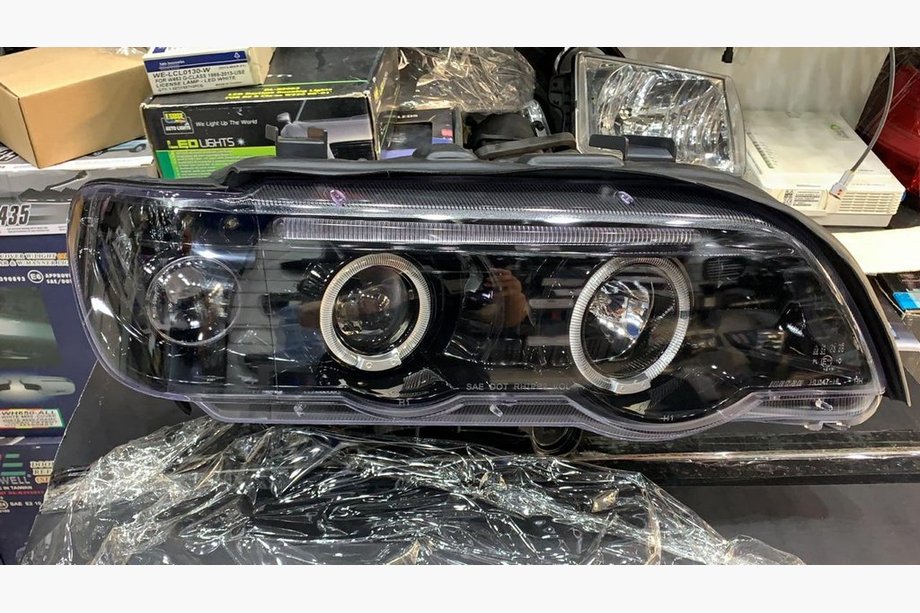 BMW X5 E53 1999–2006 Framstrålkastare (2 st, mörka) Image