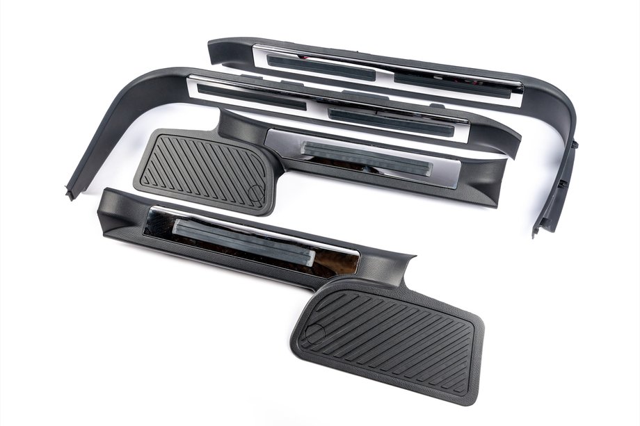Toyota Land Cruiser 200 2007–2021 Plasttröskelskydd med belysning (svarta) Image