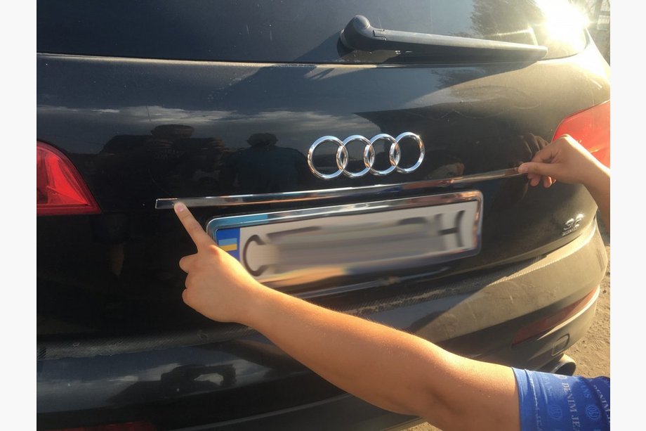 Audi Q7 2005–2015 Kromlist över registreringsskylten Carmos (rostfritt stål) Image