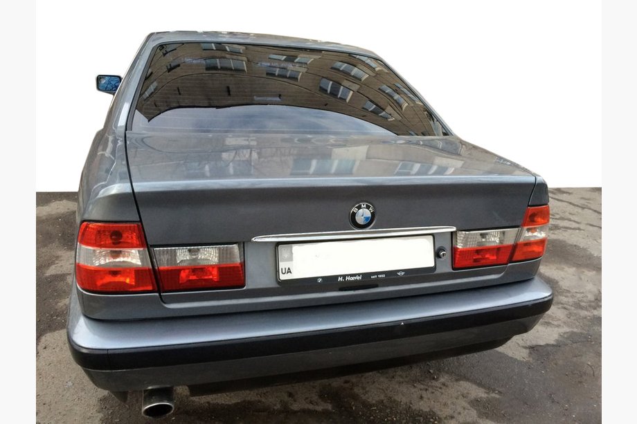 BMW 5-serie E34 1988–1995 Kromlist ovanför registreringsskylten (rostfritt stål) Image