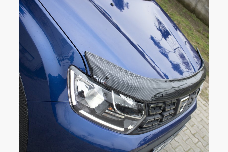 Renault Duster 2018–2024 Motorhuvsdeflektor (EuroCap, kolfiberlook) Image
