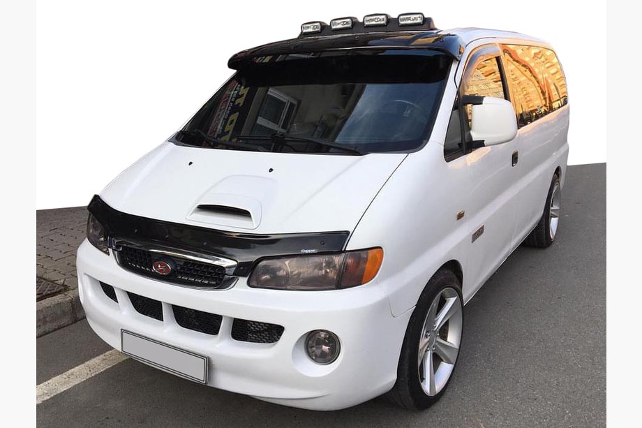 Hyundai H200, H1, Starex 1998–2007 Vindrutespoiler (svart blank, 5 mm) Image