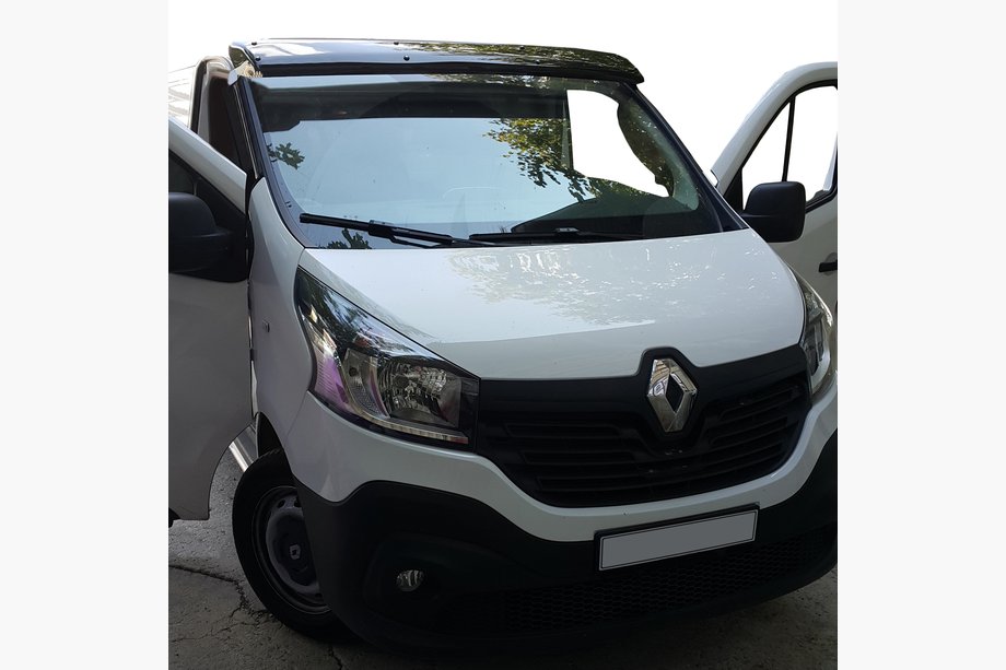 Opel Vivaro 2015–2019 Vindrutespoiler (svart blank, 5 mm) Image