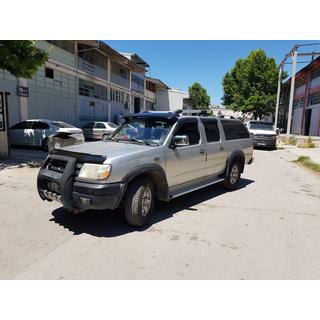 Vindrutespoiler (svart blank, 5 mm) Nissan NP300 1999–2015 foto 1