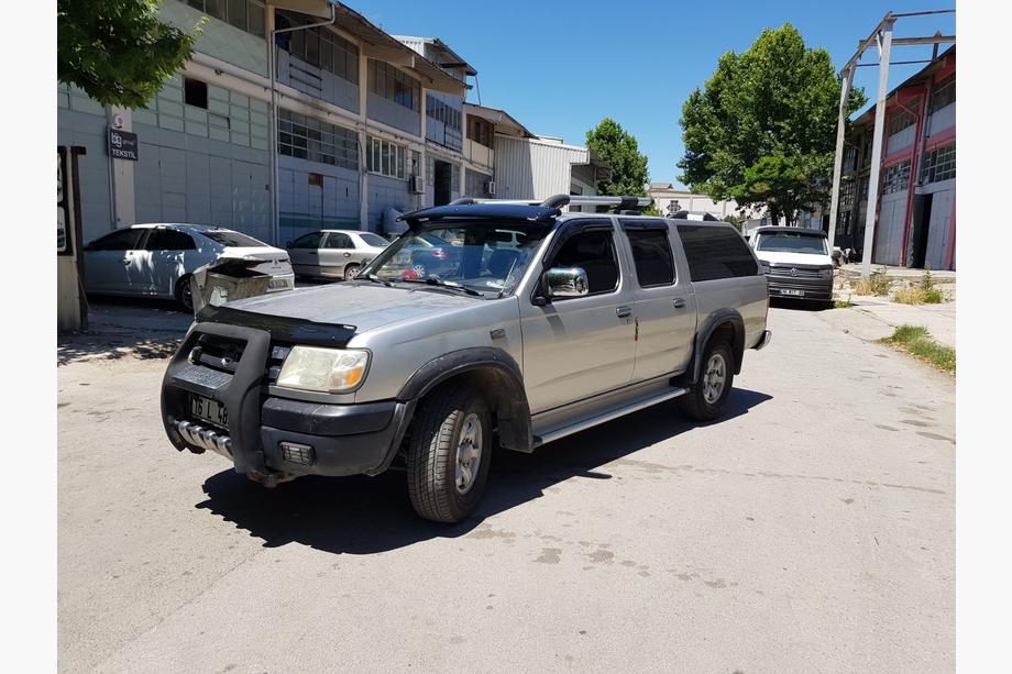 Nissan NP300 1999–2015 Vindrutespoiler (svart blank, 5 mm) Image
