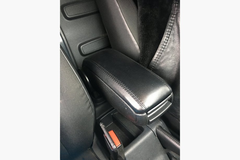 Volkswagen Caddy 2010–2015 Armstöd V1 (i kopphållaren) Image