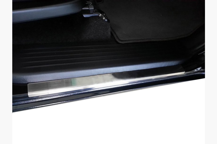 Toyota Hilux 2006–2015 Rostfria instegslister Carmos (4 st) Image