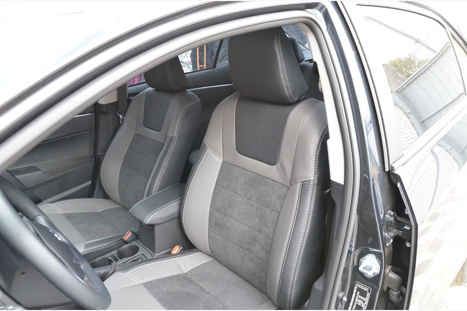 Toyota Corolla 2013–2019 Sätesskydd Elite (konstläder ↗ Alcantara-imitation) Image