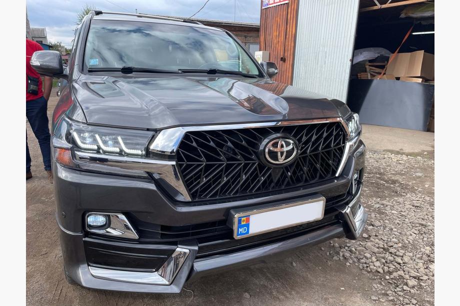 Toyota Land Cruiser 200 2007–2021 Karosskit 2016↗ (TRD 2021) Vit färg Image