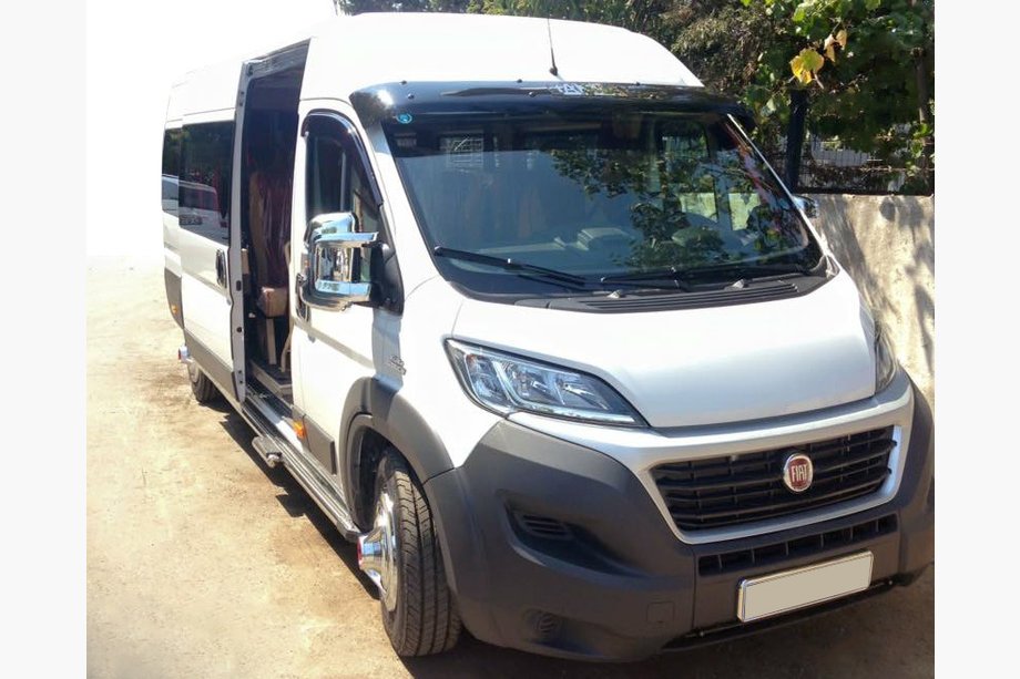 Fiat Ducato 2006–2025 Vindrutespoiler (svart blank, 5 mm) Image