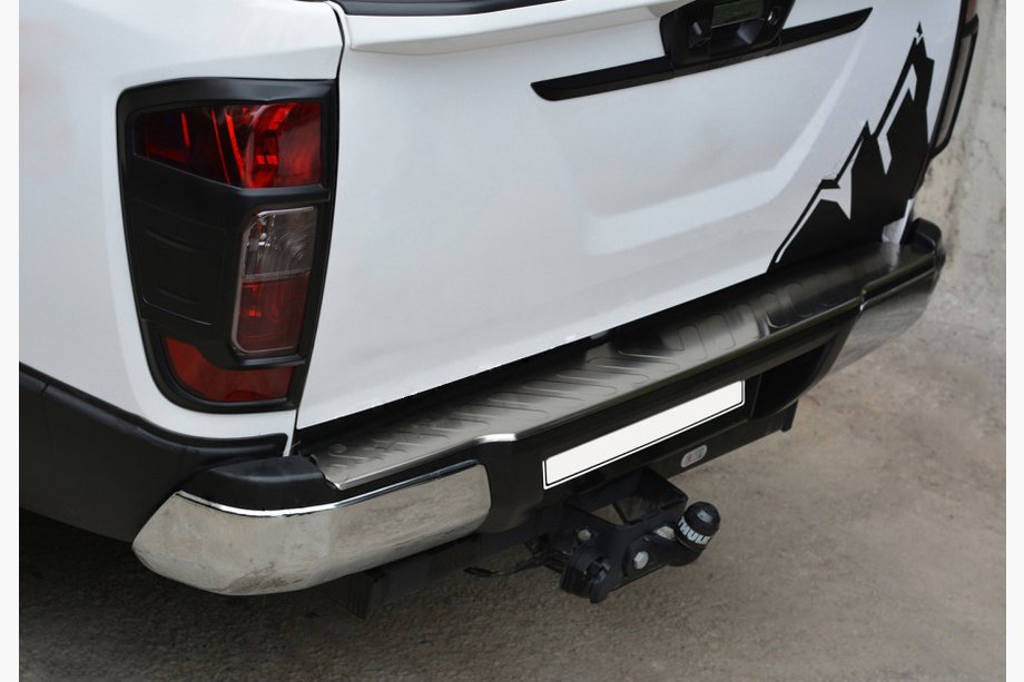 Nissan Navara/NP300 2016– Bakre stötfångarskydd i rostfritt stål Image