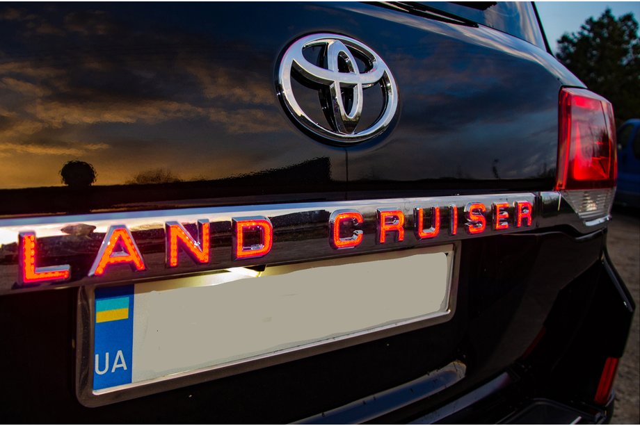 Toyota Land Cruiser 200 2007–2021 LED-list ovanför registreringsskylten (2016+) Image