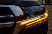 Toyota Land Cruiser 200 2007–2021 Strålkastarögonlock med LED (2016↗) foto 2