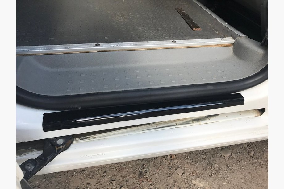 Volkswagen Caddy 2015–2020 Instegsskydd till dörrtrösklar (ABS-plast) 3 st, blank Foto 4