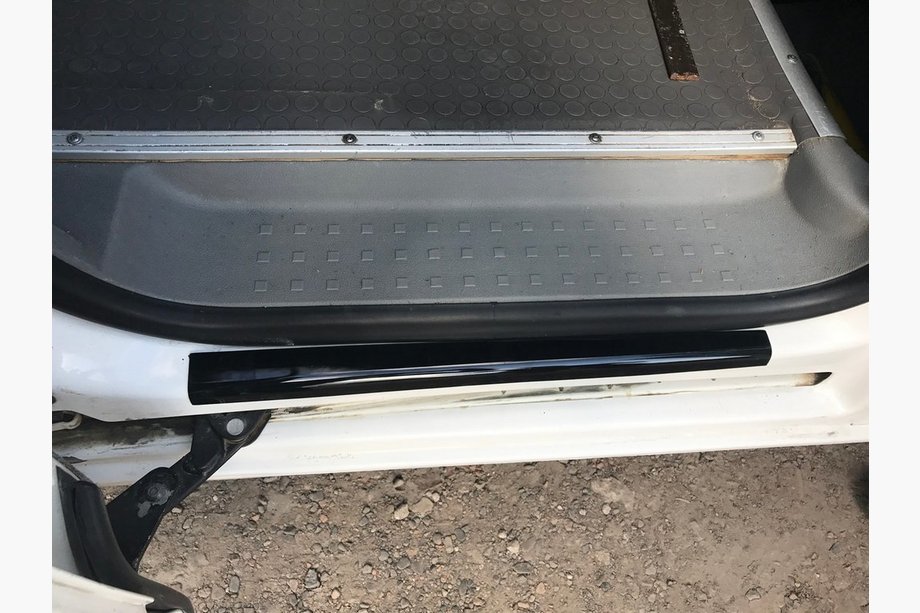 Volkswagen Caddy 2015–2020 Instegsskydd till dörrtrösklar (ABS-plast) 3 st, blank Foto 3