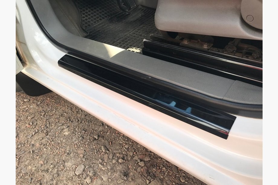 Volkswagen Caddy 2015–2020 Instegsskydd till dörrtrösklar (ABS-plast) 3 st, blank Foto 2