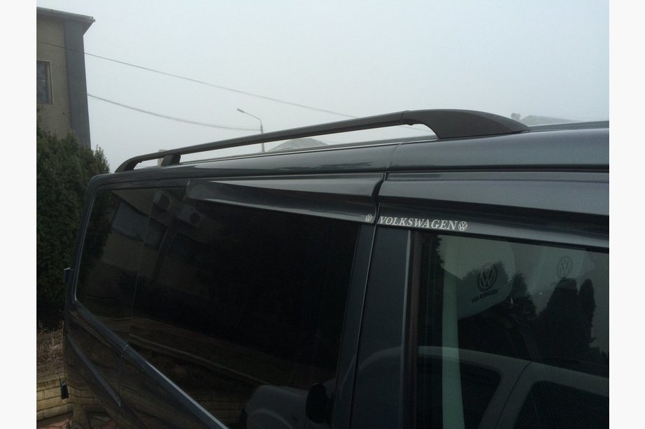 Volkswagen T5 Caravelle 2004–2010 Svarta takrails Kort hjulbas, plastfötter Foto 3