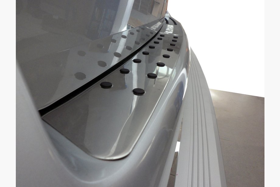 Volkswagen T5 Multivan 2003–2010 Instegsskydd till bakre stötfångare med svarta inlägg (rostfritt stål) Image
