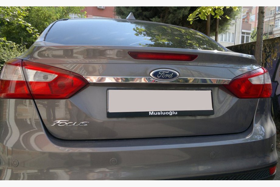Ford Focus III 2011–2017 Bred list ovanför registreringsskylten (rostfritt stål) Image