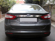 Ford Fusion 2012–2020 Kromlist ovanför registreringsskylten (rostfritt stål) foto 1