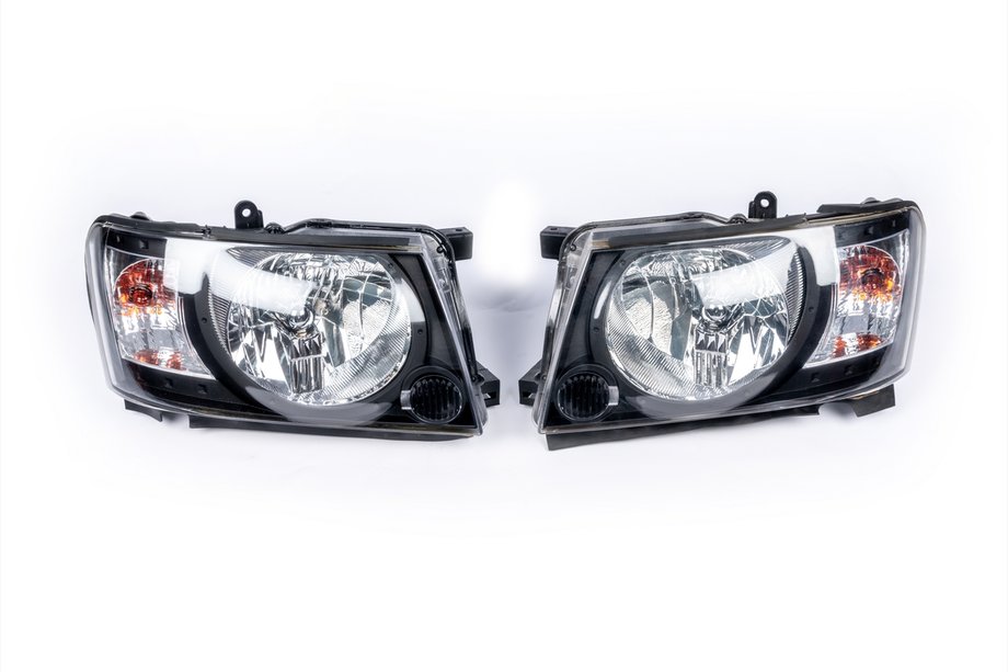 Nissan Patrol Y61 1997–2011 Framstrålkastare Safari Black (2004-2008, 2 st) Image