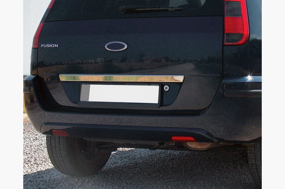 Ford Fusion 2002–2012 Rostfri dekorlist ovanför registreringsskylten på bagageluckan Carmos - turkiskt stål Image