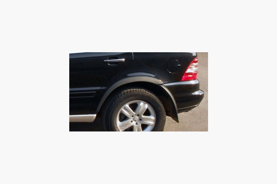 Mercedes ML W163 1997–2005 Hjulhuslister (4 st, svart metall) Image