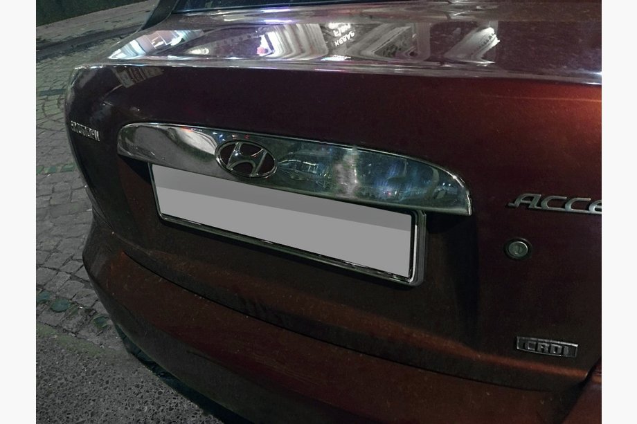 Hyundai Accent 2006–2010 Dekorlist ovanför registreringsskylten (rostfritt stål) Image