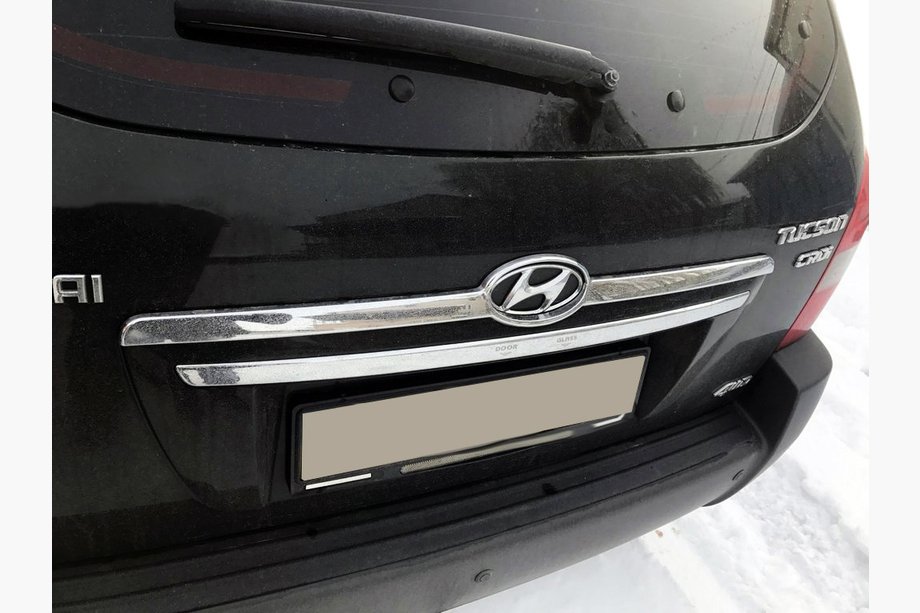 Hyundai Tucson JM 2004– Plastlist ovanför registreringsskylten Image