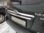 Hyundai Tucson JM 2004– Plastlist ovanför registreringsskylten foto 2