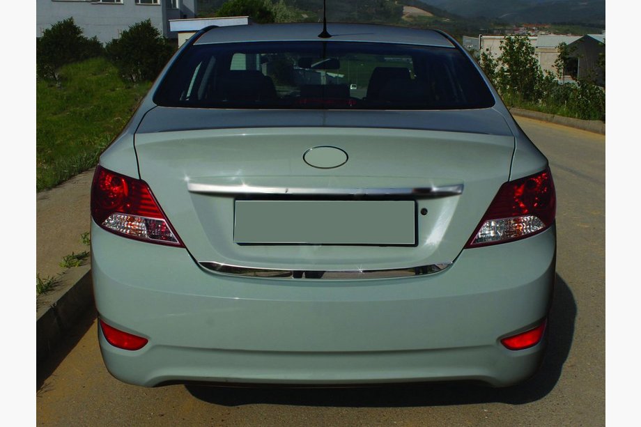 Hyundai Accent 2011–2017 Kromlist till baklucka (rostfritt stål) OmsaLine – italienskt rostfritt stål Image