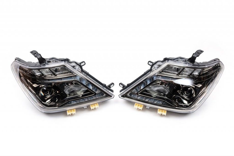 Nissan Patrol Y62 2010–2024 Framlyktor 2010-2020 (1 lins) Image