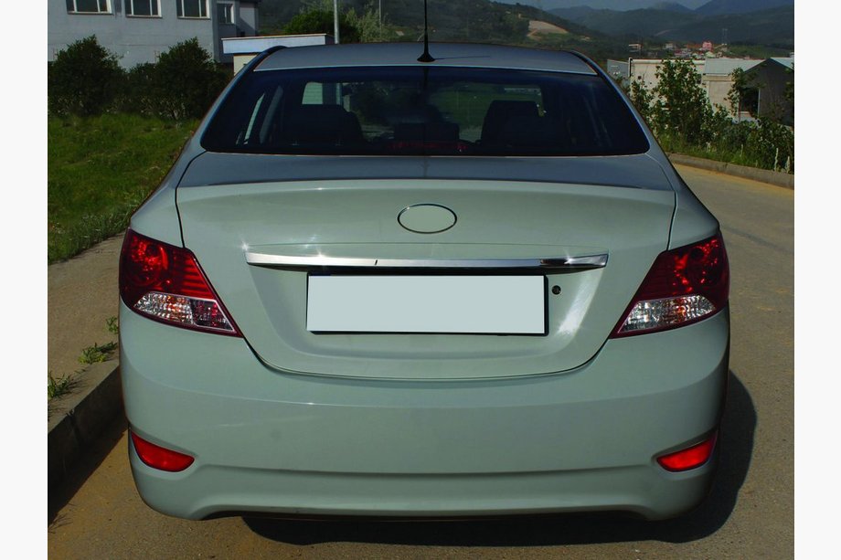 Hyundai Accent 2011–2017 Dekorlist ovanför registreringsskylten (rostfritt stål) OmsaLine – italienskt rostfritt stål Image