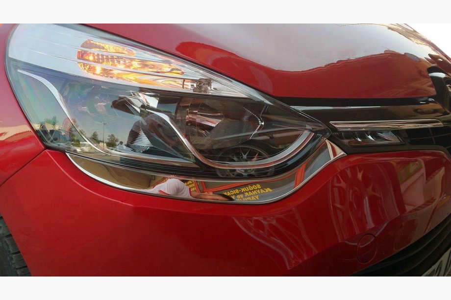Renault Clio IV 2012–2019 Rostfria strålkastarramar (2 st) Image