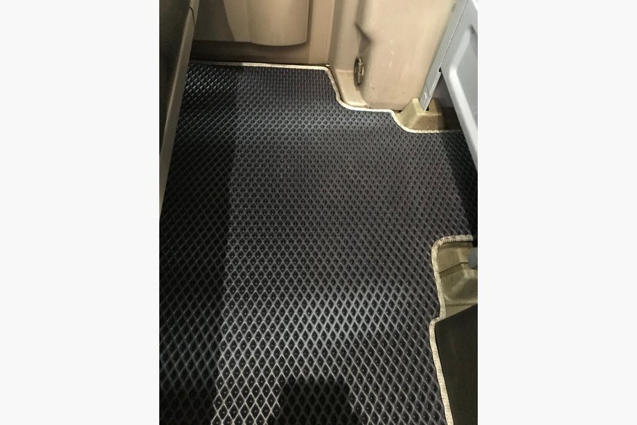 Mercedes Sprinter W906 2006–2018 Golvmattor för 2:a raden för original last-/personutförande (EVA, svarta) Image