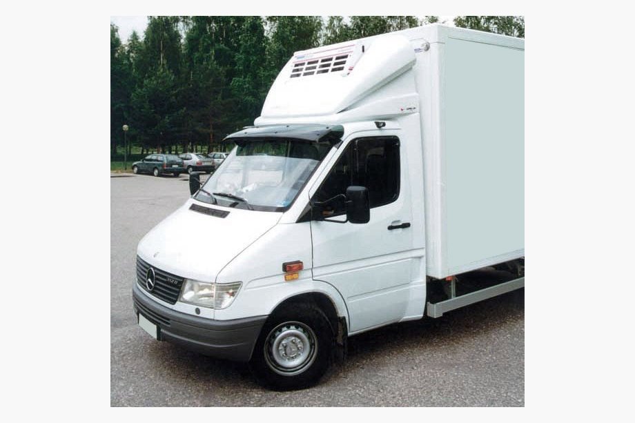 Mercedes Sprinter W901/902/903/904/905 1995–2006 Vindrutespoiler (svart blank, 5 mm) Foto 10