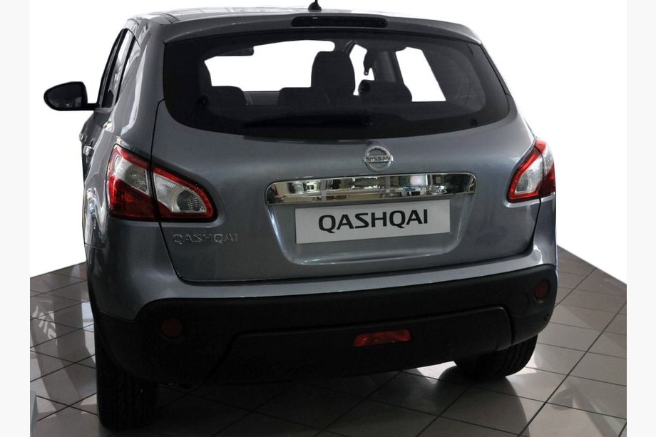 Nissan Qashqai 2010–2014 Dekorlist ovanför registreringsskylten (rostfritt stål) Med knapp, OmsaLine – italienskt rostfritt stål Image