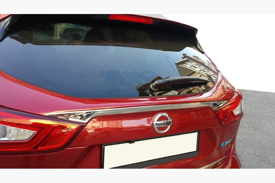 Nissan Qashqai 2014–2021 Dekorlist ovanför registreringsskylten (rostfritt stål) Carmos - turkiskt stål Image
