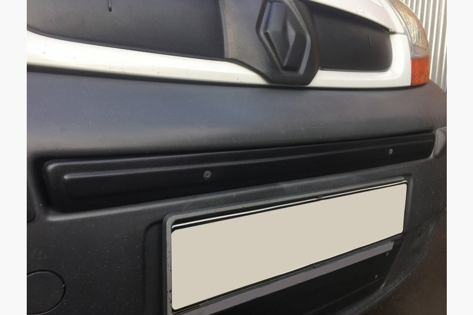 Opel Vivaro 2001–2015 Mellandel vintertäckning (ovanför registreringsskylten) Matt, 2001-2007 Image
