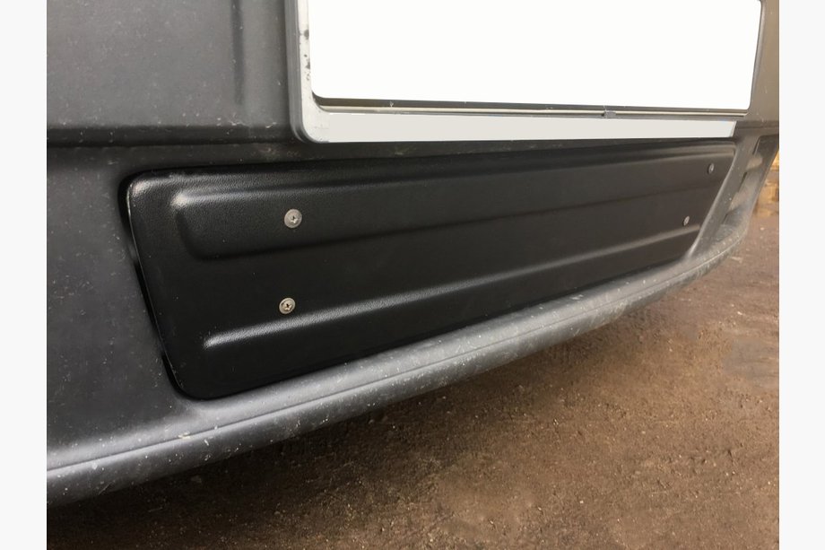 Opel Vivaro 2001–2015 Vinter nedre täcklist (under registreringsskylten) Matt, 2007-2014 Image