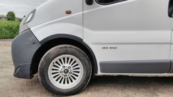 Renault Trafic 2001–2015 Hjulhuslister (4 st, svarta) 2001-2007, svart metall, fram + bak foto 4