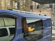 Opel Vivaro 2001–2015 Kromade takrails Kort, plastfötter foto 6