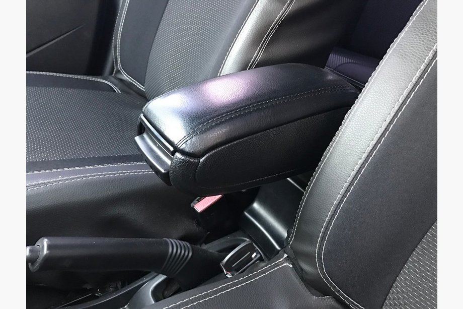 Dacia Duster 2008–2018 Armstöd (monteras i mugghållaren) Foto 1