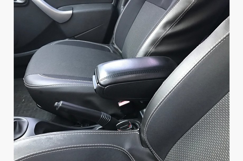 Dacia Duster 2008–2018 Armstöd (monteras i mugghållaren) Foto 2