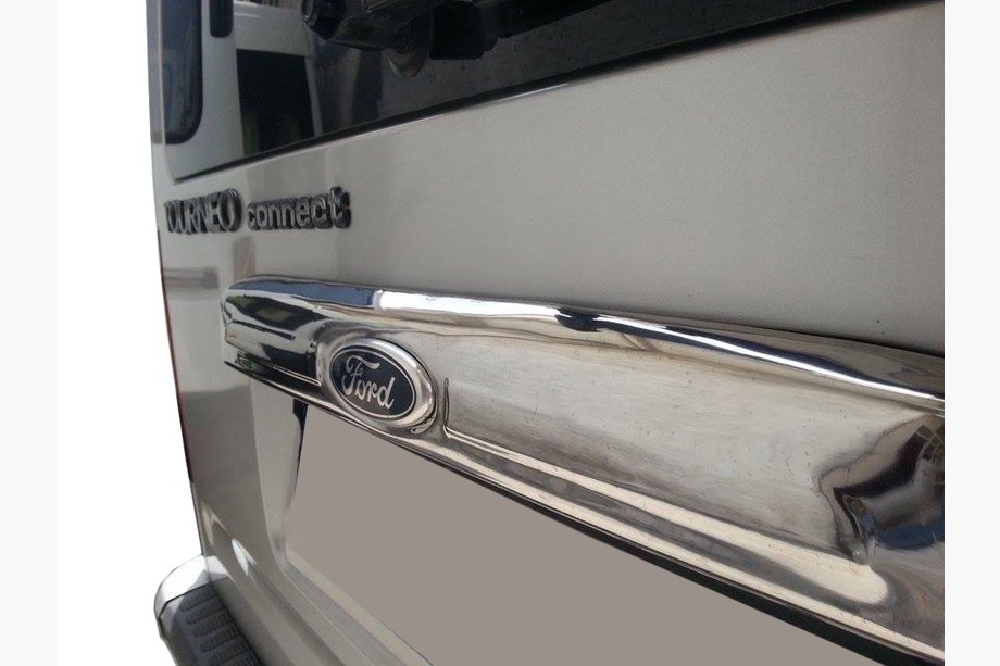 Ford Connect 2010–2013 Kromlist ovanför registreringsskylten (montering på originalfäste, rostfritt stål) Carmos - turkiskt stål Image