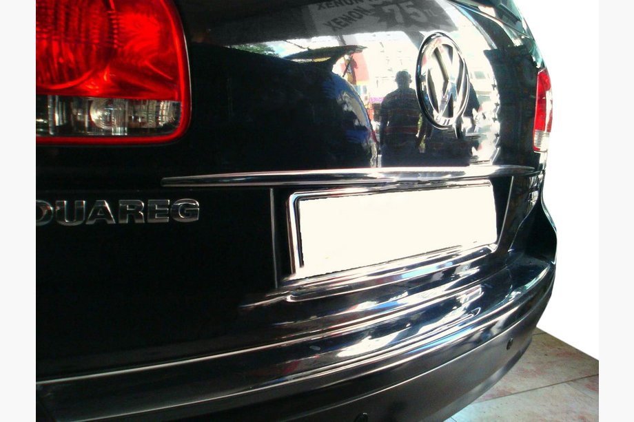 Volkswagen Touareg 2002–2010 Kromlist ovanför registreringsskylten (rostfritt stål) Image