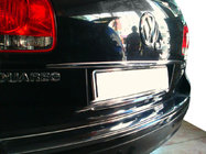 Volkswagen Touareg 2002–2010 Kromlist ovanför registreringsskylten (rostfritt stål) foto 1