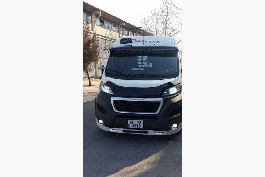 Peugeot Boxer 2006–2025 Vindrutespoiler (svart blank, 5 mm) Foto 5
