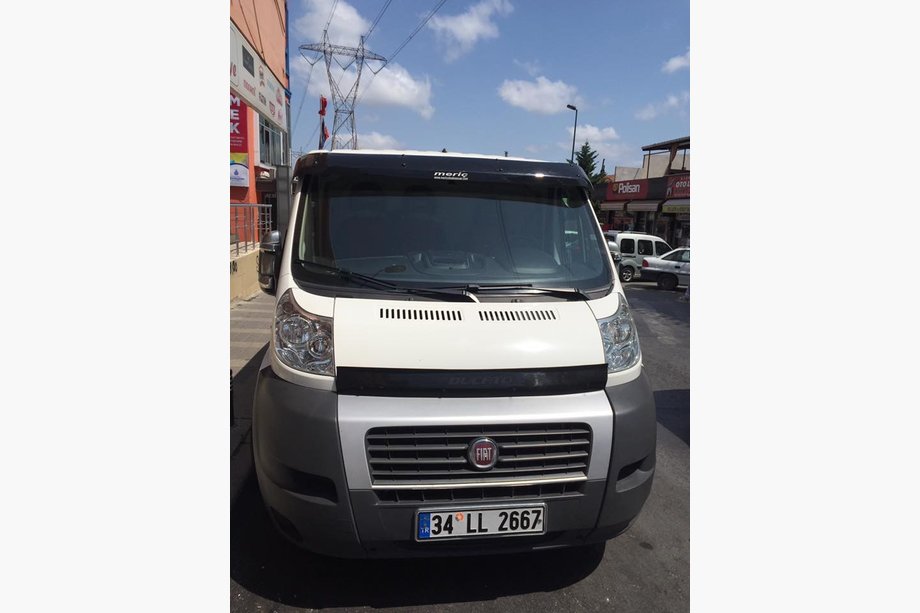 Peugeot Boxer 2006–2025 Vindrutespoiler (svart blank, 5 mm) Foto 4
