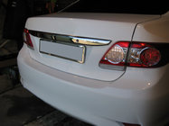 Toyota Corolla 2007–2013 List ovanför registreringsskylt 2010-2013 (rostfritt) foto 2